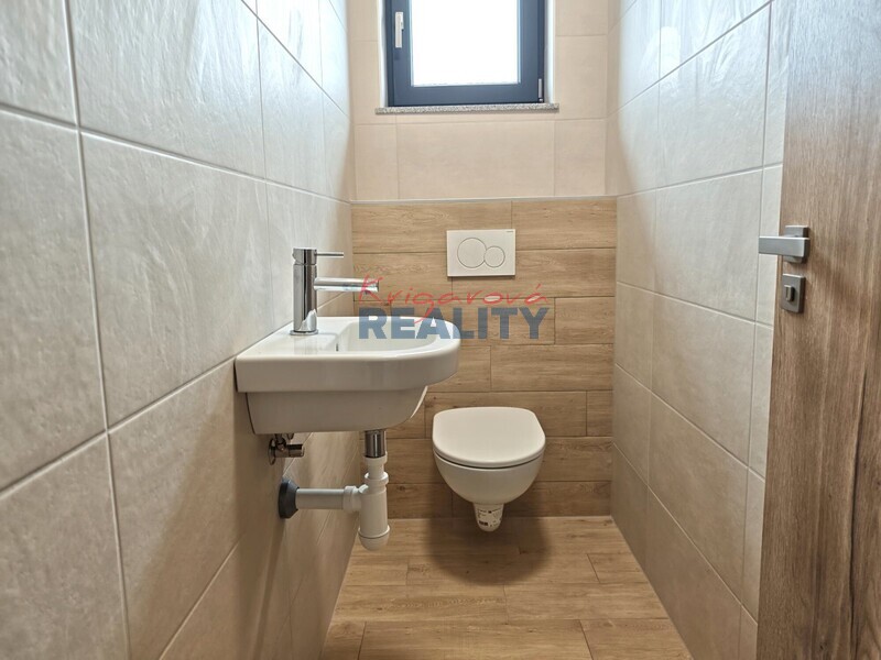 samostatné WC umyvadlem