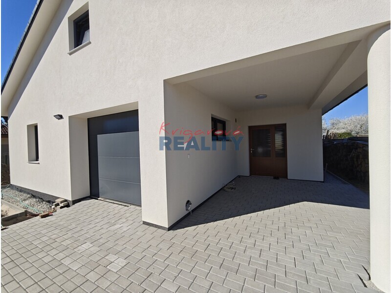 vstup do domu, a garáž