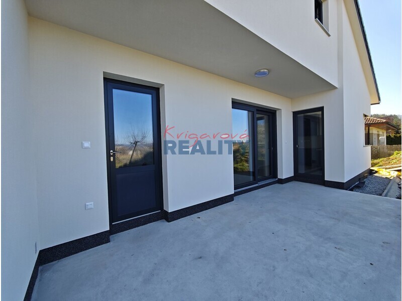 zadní terasa vstup z obýváku, kuchyně, pokoje